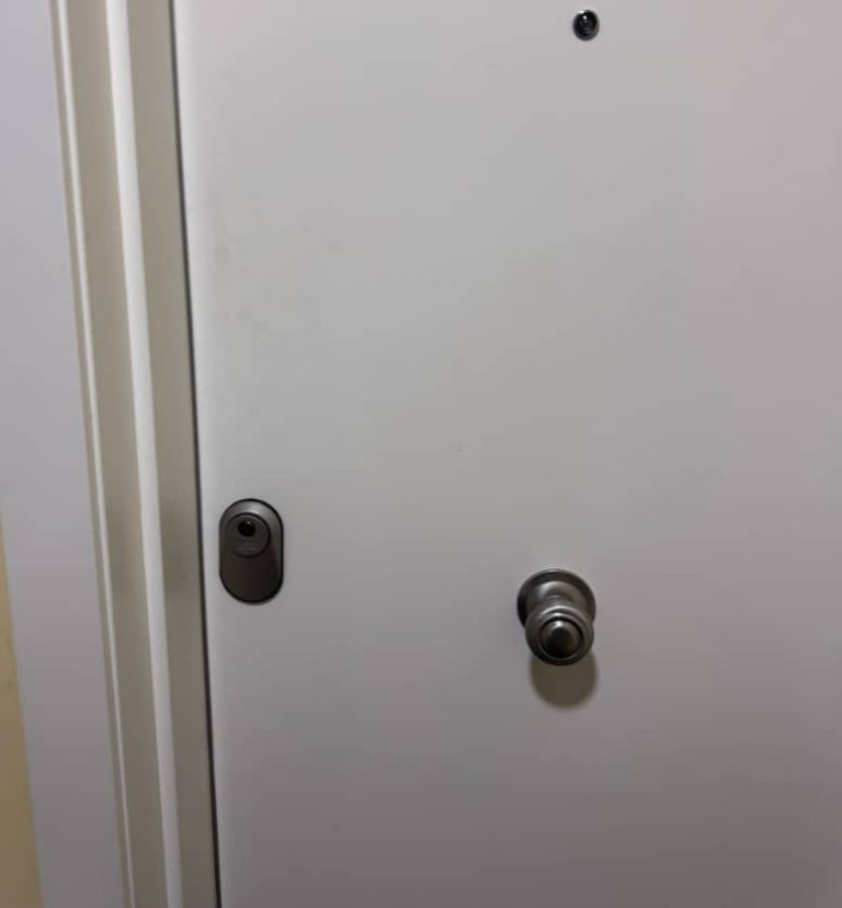 cerrajero realizando apertura de puerta sin daños en madrid
